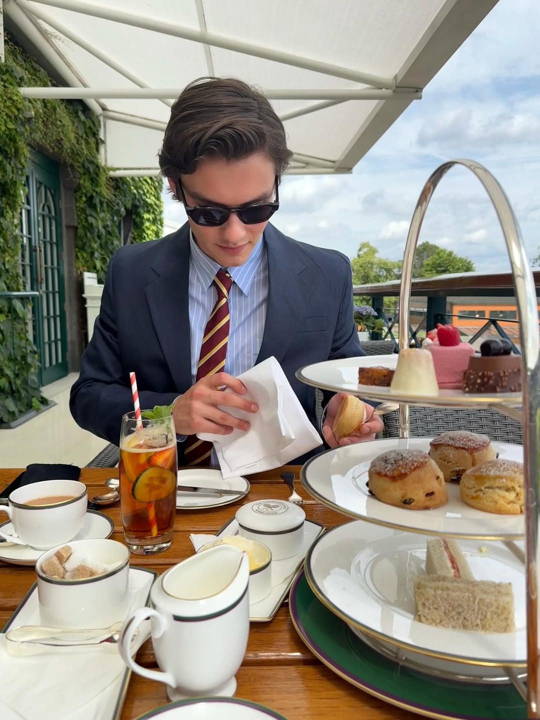 올리비아 로드리고와 배우 루이스 패트리지의 윔블던 데이트